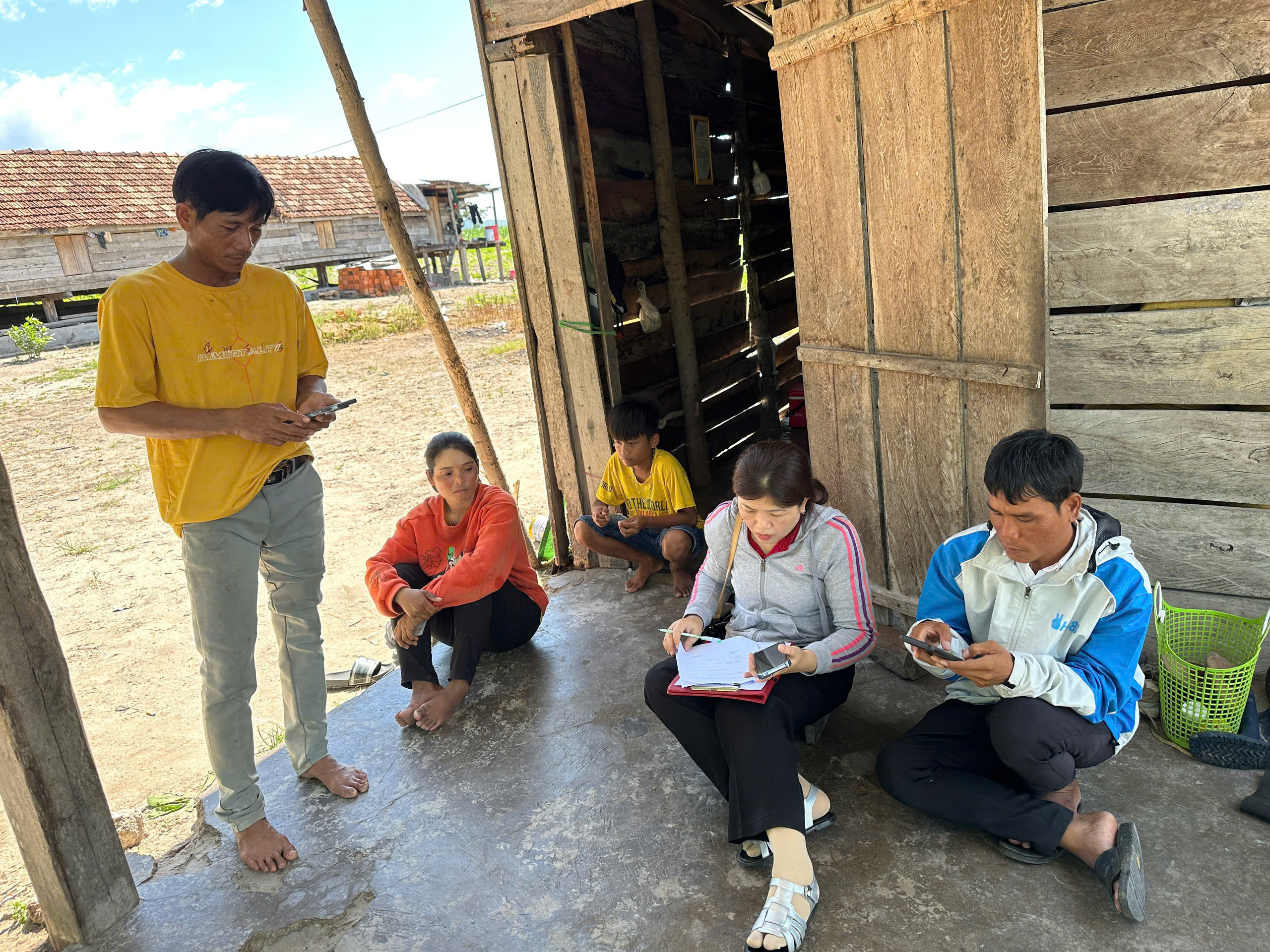 Hội Chữ thập đỏ tỉnh Khánh Hoà khảo sát hỗ trợ xây dựng nhà ở cho hộ nghèo, hộ có hoàn cảnh khó khăn tại các xã Tây Ninh Hoà và Tân Định (Khanh Hoa Red Cross Surveys Housing Support for Disadvantaged Households NHA TRANG, Vietnam – On July 16, the Khanh Hoa Red Cross, in collaboration with local authorities, conducted a survey of impoverished households and those facing extreme difficulties in Tay Ninh Hoa and Tan Dinh communes)